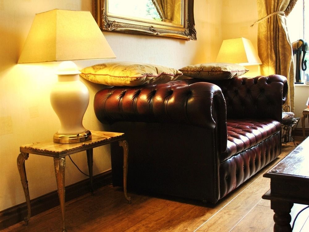 Stone Villa Chester Exterior foto A leather Chesterfield sofa