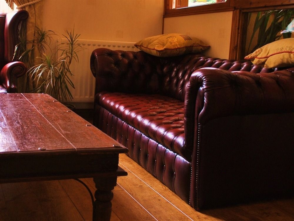 Stone Villa Chester Exterior foto A leather sofa